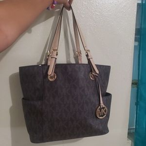 MICHAEL KORS JET SET SHOULDER BAG